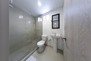 Cabezal de ducha tipo lluvia, toallas, jabón, shampoo