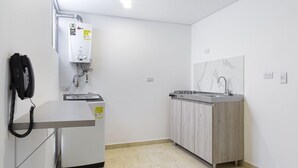 Mini-fridge, cookware/dishes/utensils, cleaning supplies, paper towels - Apartasuite Galery FC (Bogotá)