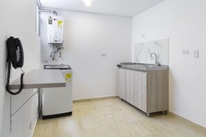 Frigobar, utensilios de cocina, artículos de limpieza