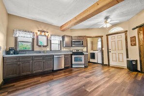 Réfrigérateur, micro-ondes, plaque de cuisson, lave-vaisselle