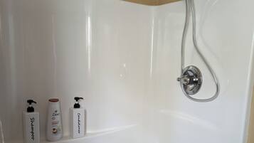 Een haardroger, handdoeken, zeep, shampoo