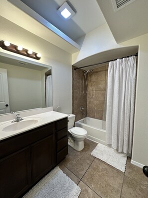 Hiustenkuivaaja, pyyhkeet, saippua, sampoo