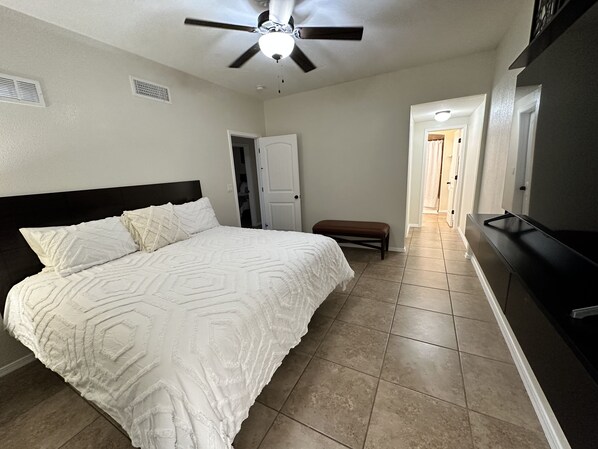 4 makuuhuonetta, silitysrauta/-lauta, ilmainen Wi-Fi, vuodevaatteet