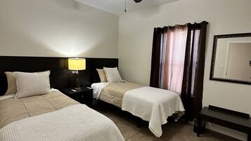 4 chambres, fer et planche à repasser, Wi-Fi gratuit, draps fournis