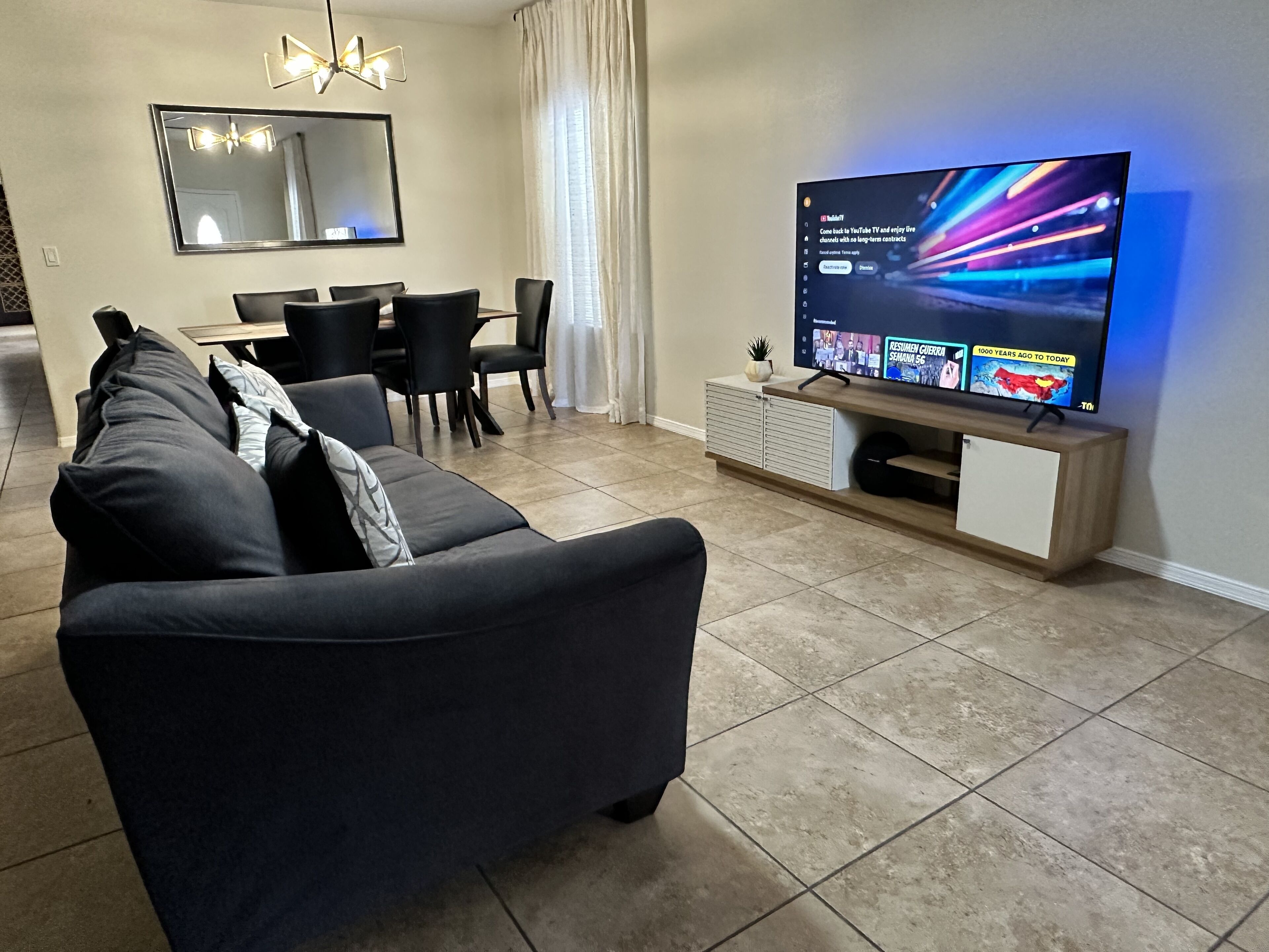 TV connectée, lecteur de DVD, livres