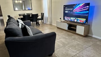 TV connectée, lecteur de DVD, livres