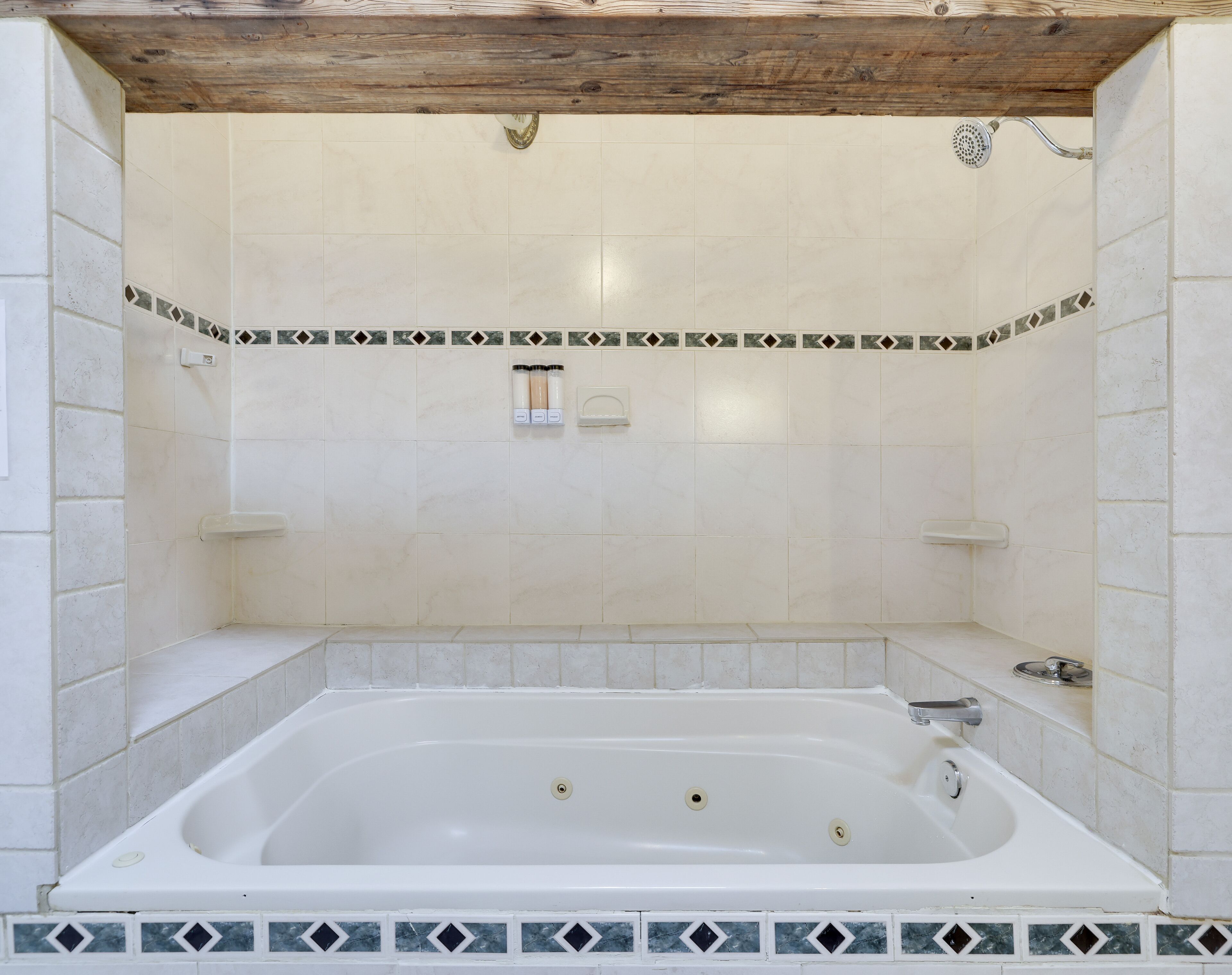 Poconos Fall Foliage/Hot tub/Firepit/Perfect location