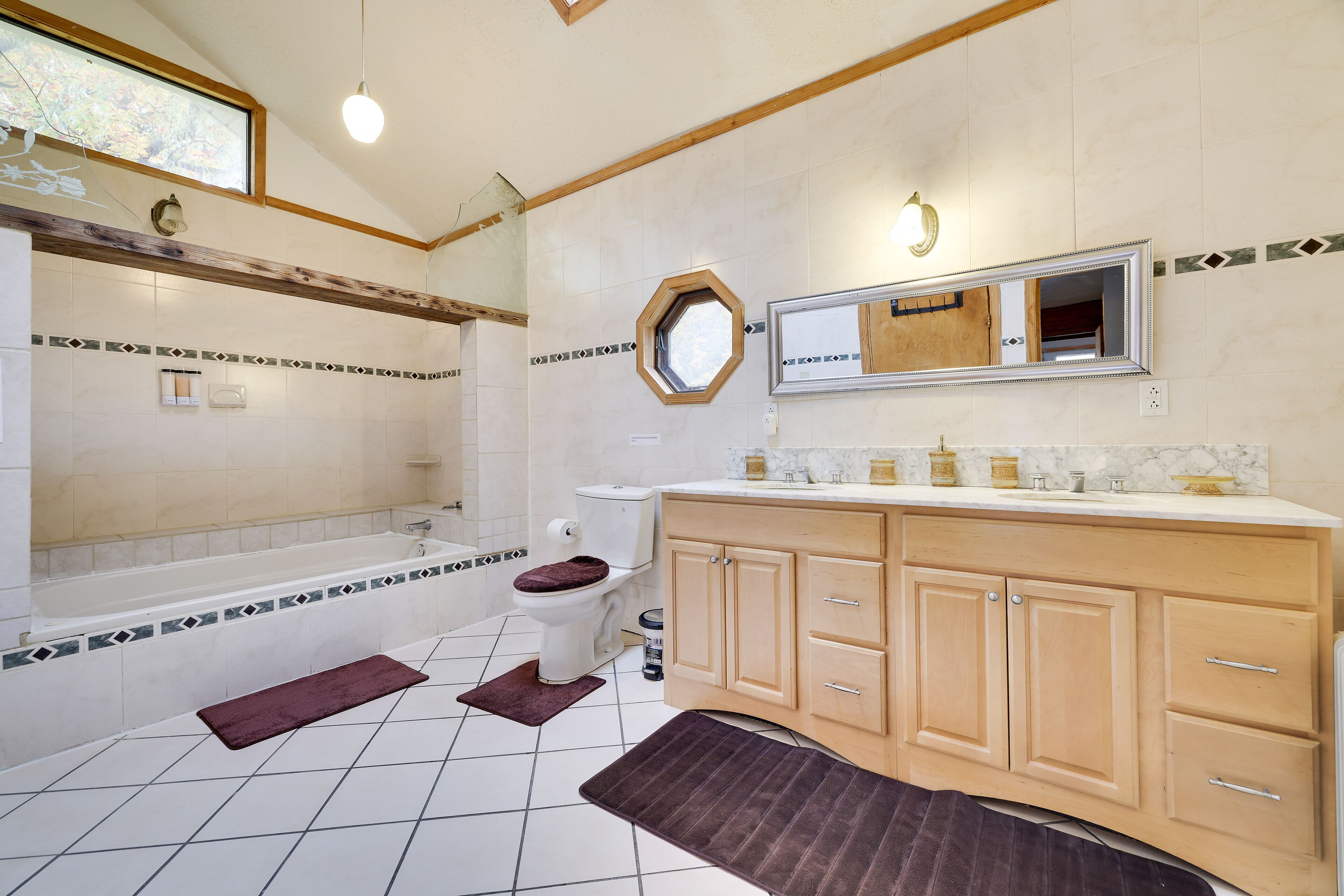 Poconos Fall Foliage/Hot tub/Firepit/Perfect location