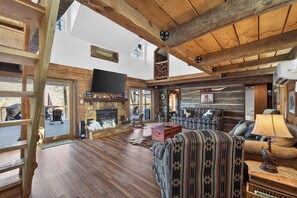 Smart TV, chimenea, reproductor de DVD y futbolito 