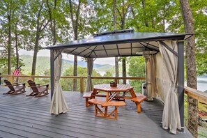Outdoor dining - 2 Cabins with Lakefront Dock on Lake Nantahala: Hot Tub, Game Room, Pet-Friendly (Topton)