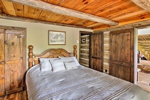 4 bedrooms, free WiFi, bed sheets - 2 Cabins with Lakefront Dock on Lake Nantahala: Hot Tub, Game Room, Pet-Friendly (Topton)