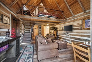 TV connectée, cheminée, lecteur de DVD, baby-foot