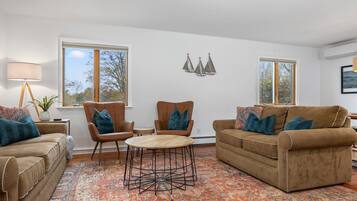 TV connectée, livres, espaces bureaux