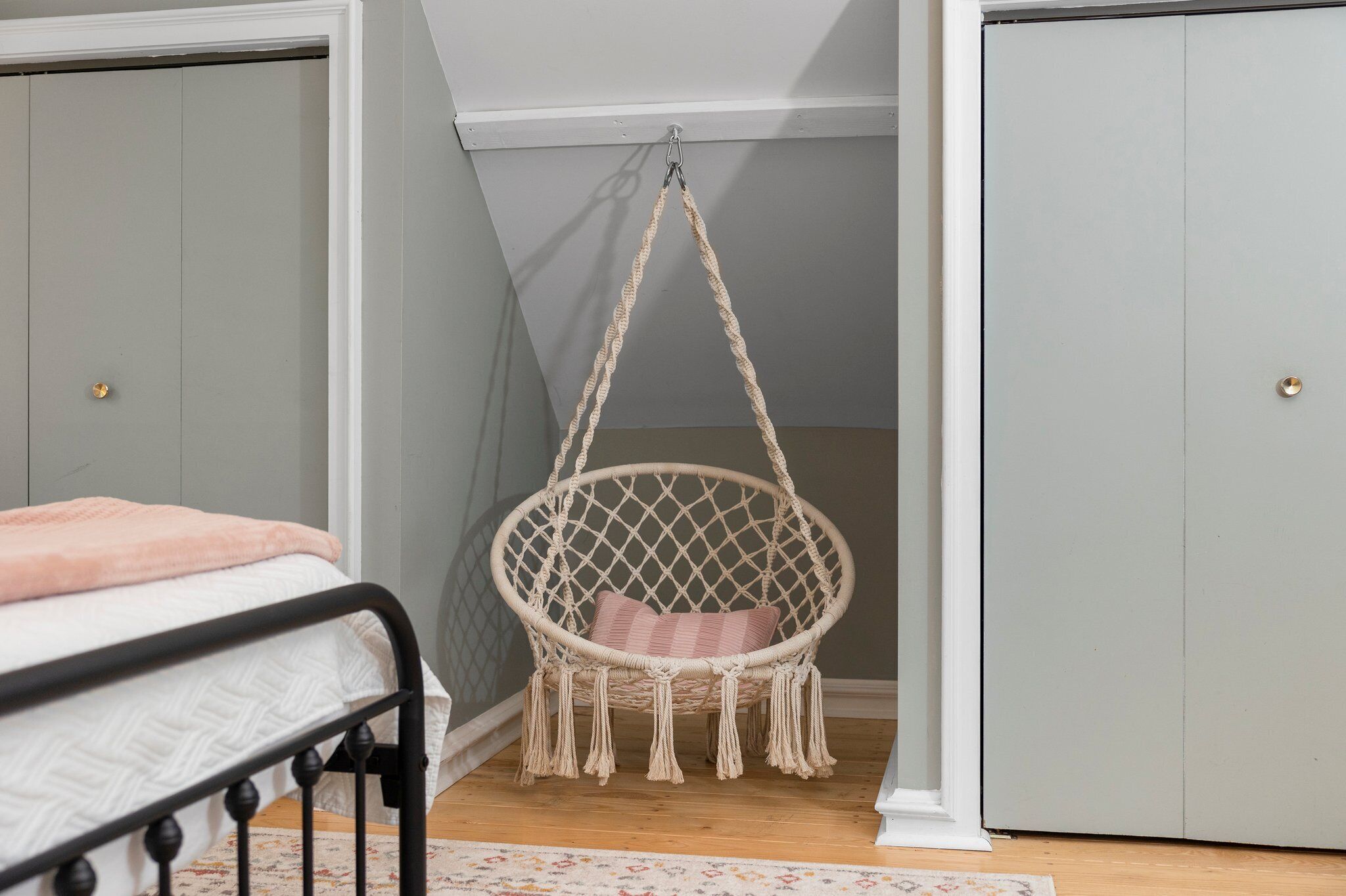 6 Schlafzimmer, Schreibtisch, Bügeleisen/Bügelbrett, Reisekinderbett