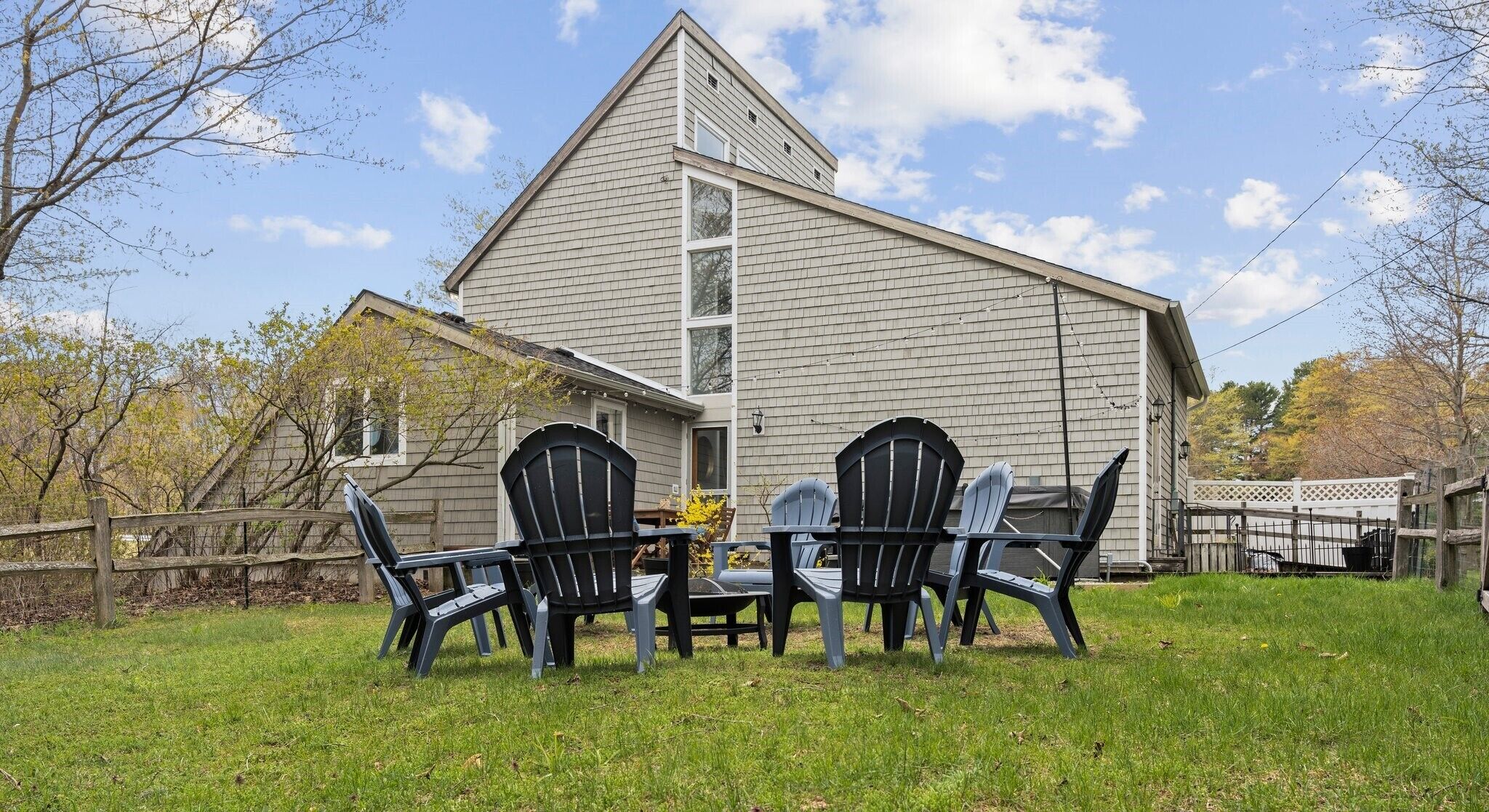 Feet from Lake & Downtown, Hot Tub, Pet Friendly, Firepit, overlooking Mill Pond