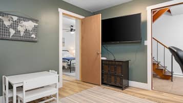 6 slaapkamers, een bureau, een strijkplank/strijkijzer, reisbedje