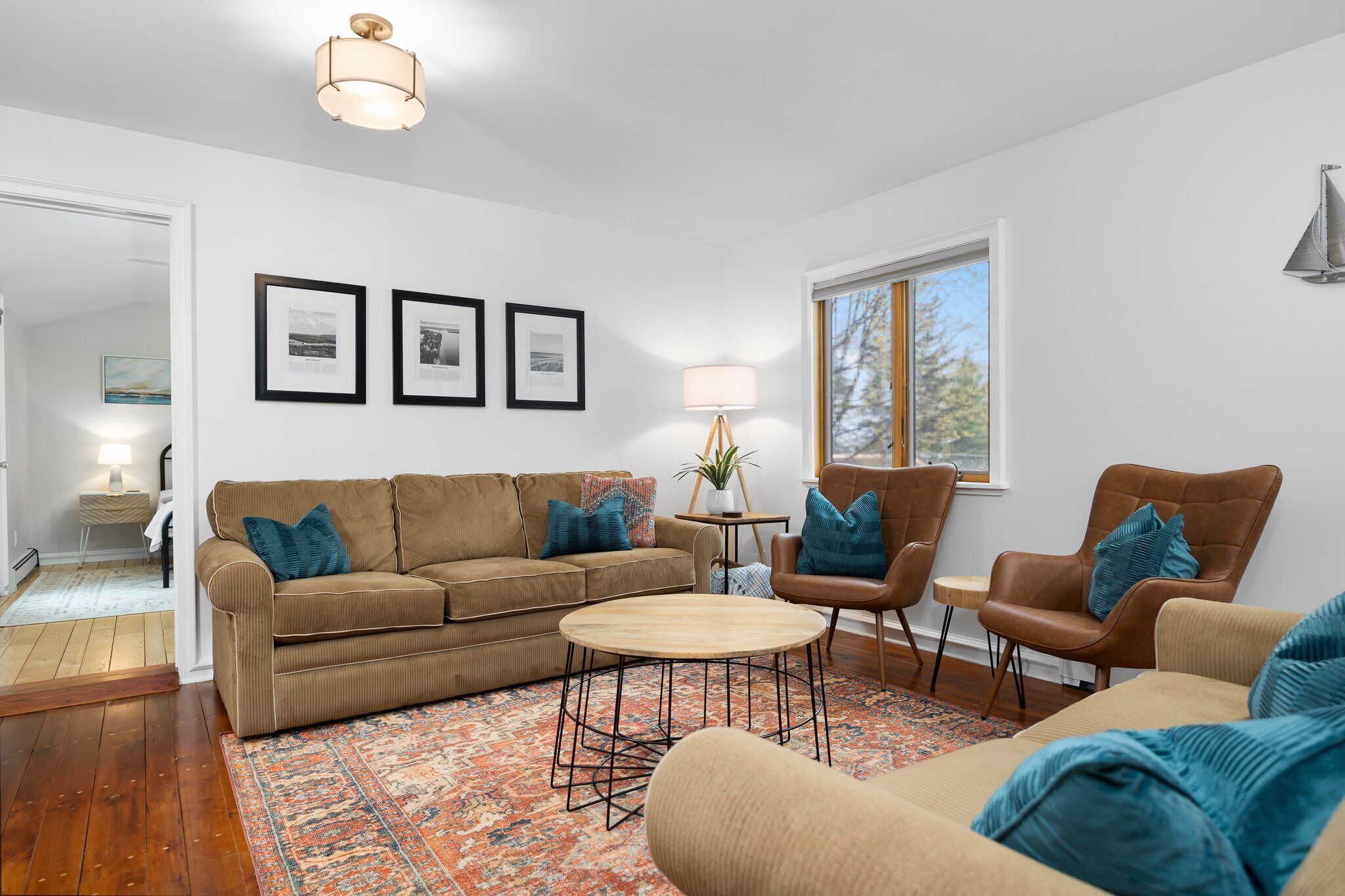 Feet from Lake & Downtown, Hot Tub, Pet Friendly, Firepit, overlooking Mill Pond