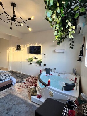 ハネムーン ダブルルーム | 高級寝具、低反発ベッド、ミニバー (無料)、アイロン / アイロン台