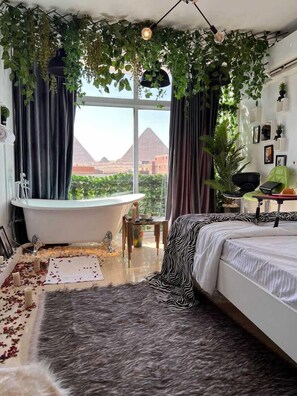 Habitación doble romántica, 1 cama Queen size, hidromasaje | Ropa de cama de alta calidad y camas con efecto memoria 