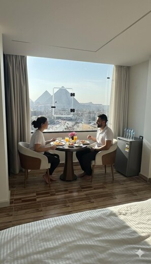 Premium bedding, memory-foam beds, free minibar, iron/ironing board - Pharaoh pyramids view  (Giza)