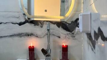 Honeymoon-Doppelzimmer | Badezimmer | Duschwanne, Regendusche, Haartrockner, Bademäntel