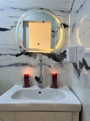 Honeymoon Double Room | Bathroom | Combined shower/tub, rainfall showerhead, hair dryer, bathrobes - Pharaoh pyramids view  (Giza)