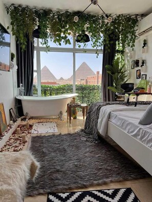 Habitación doble romántica, 1 cama Queen size, hidromasaje | Ropa de cama de alta calidad y camas con efecto memoria 