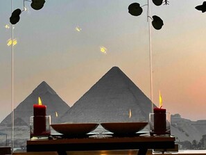 Exterior - Pharaoh pyramids view  (Giza)