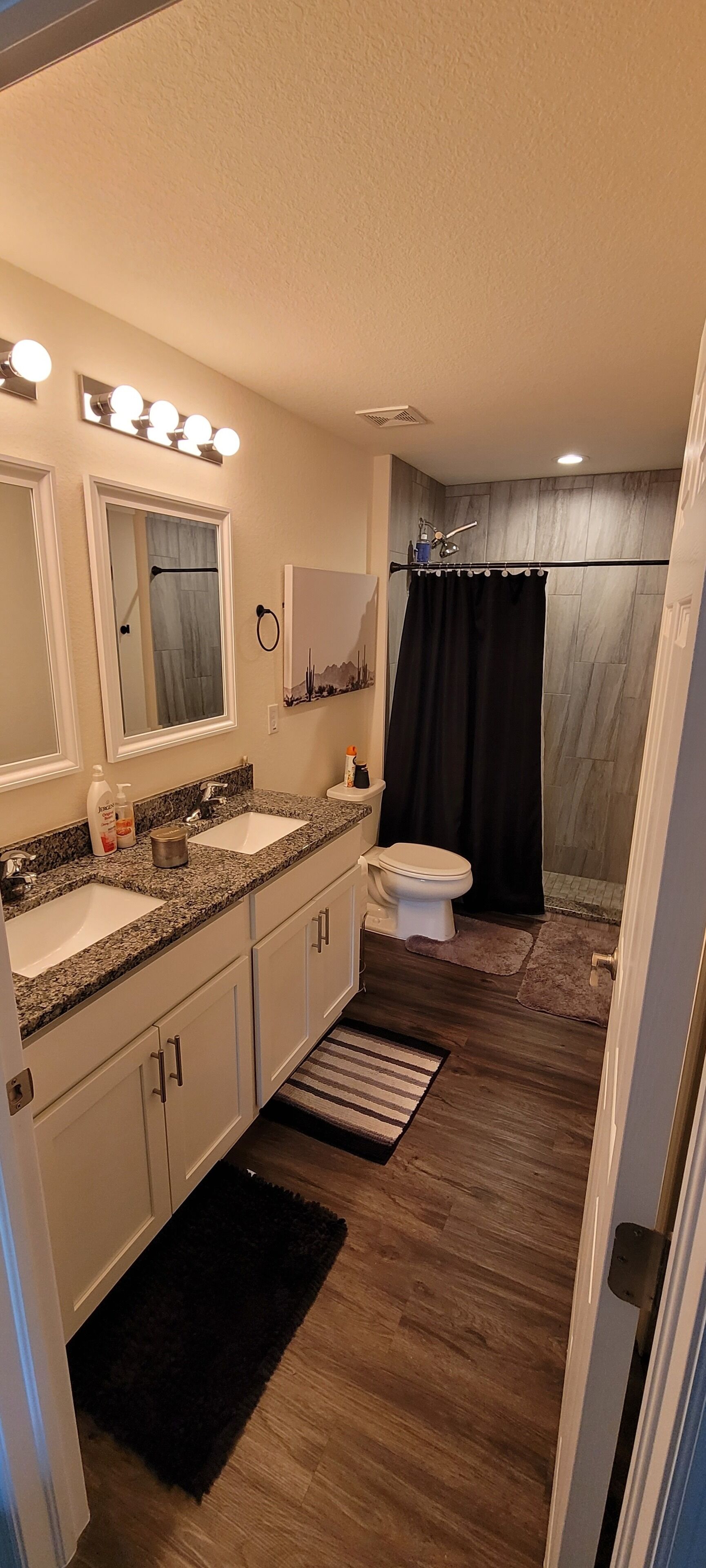 Dusj, håndklær, såpe og sjampo