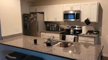 Geladeira, micro-ondas, fogão, cooktop