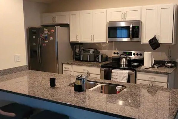 Een koelkast, een microgolfoven, een oven, een kookplaat