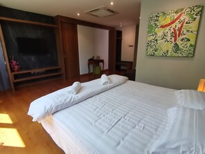 5 bedrooms, Internet, bed sheets - Close to the airport & within KK city, convenient to get around and amazing view (KOTA KINABALU)