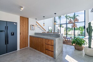 Refrigerador, placa de cocina, lavavajillas, utensilios de cocina