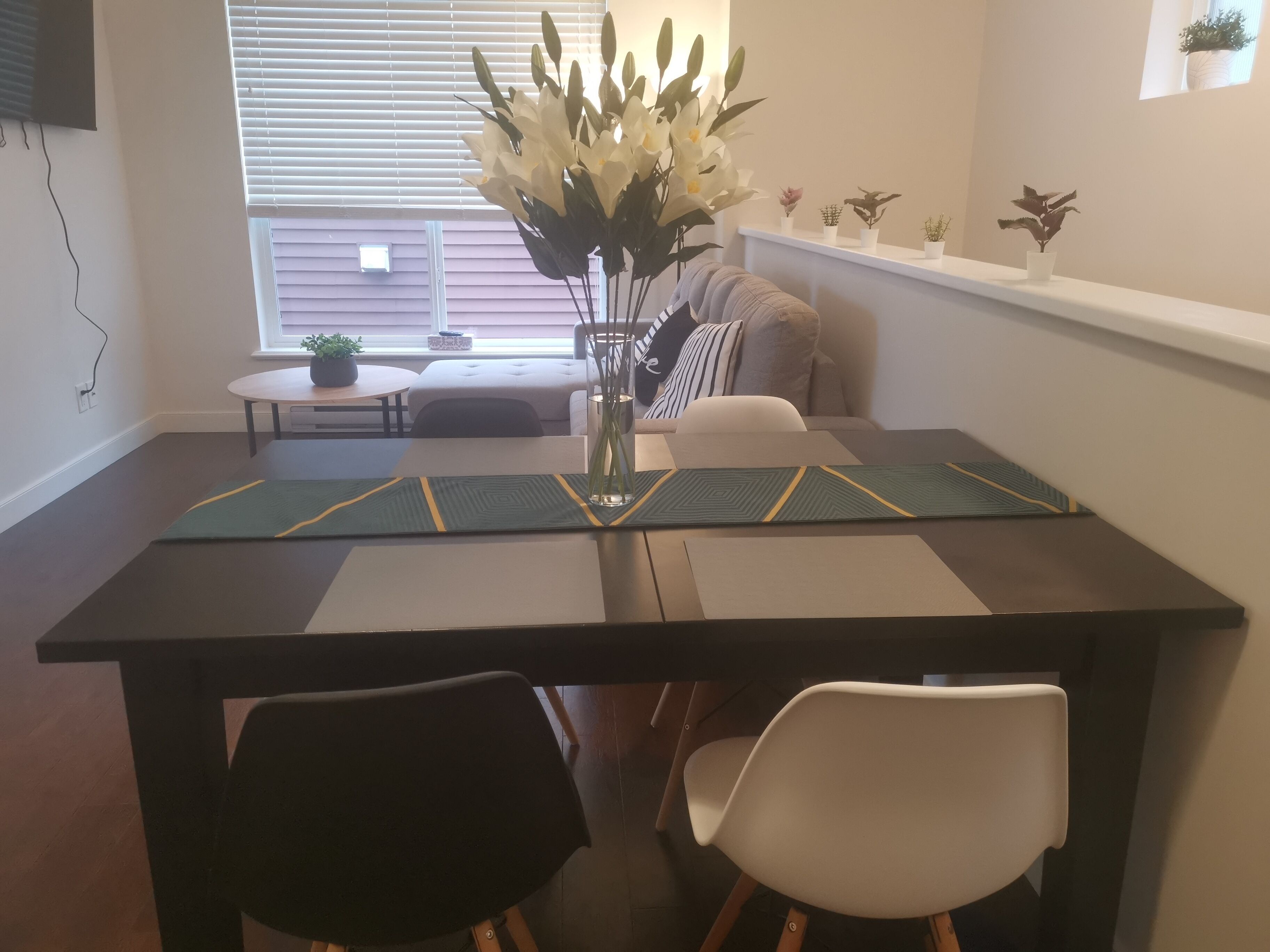 Bright coach house in Burke Mountain 