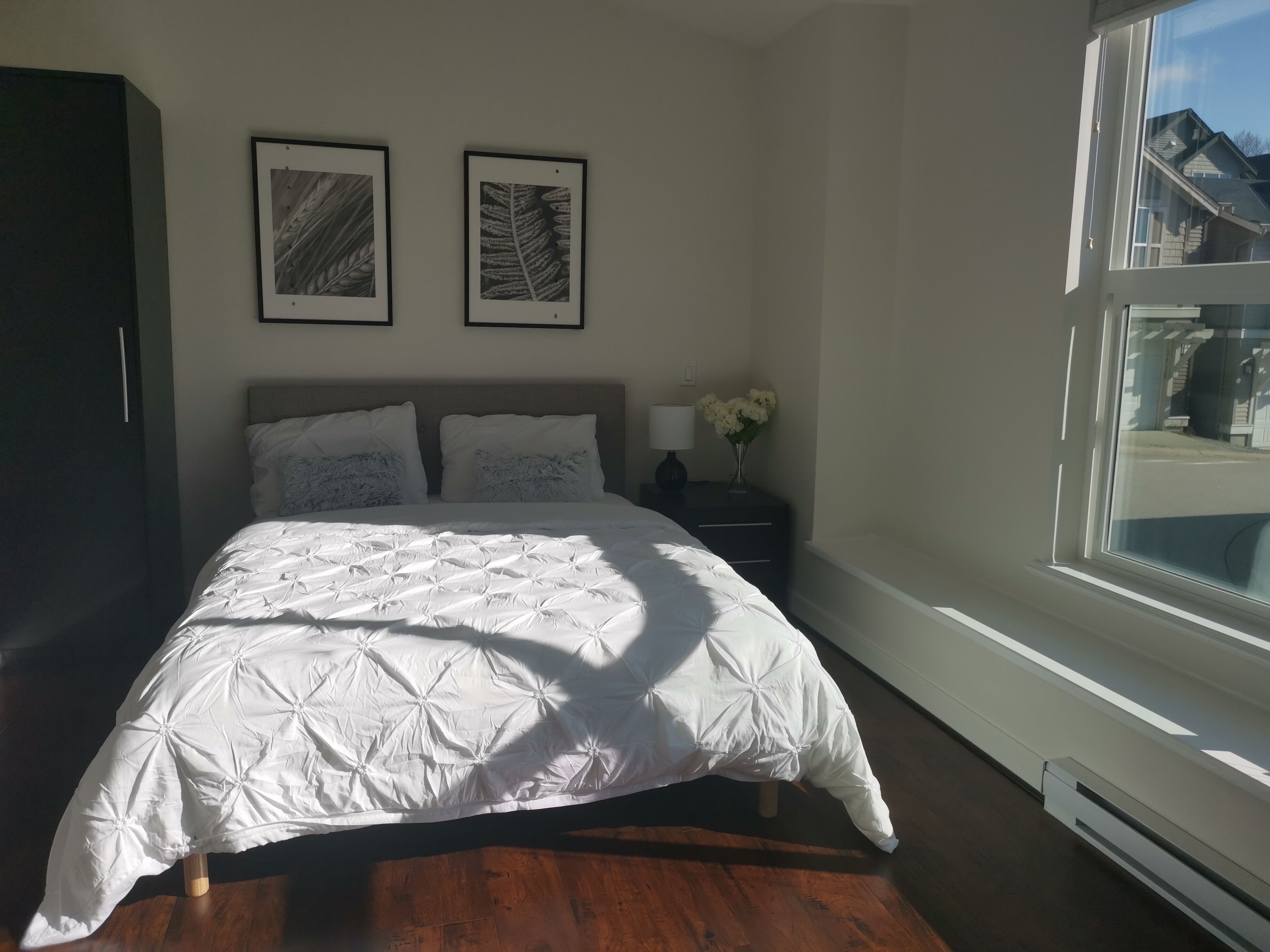 Bright coach house in Burke Mountain 