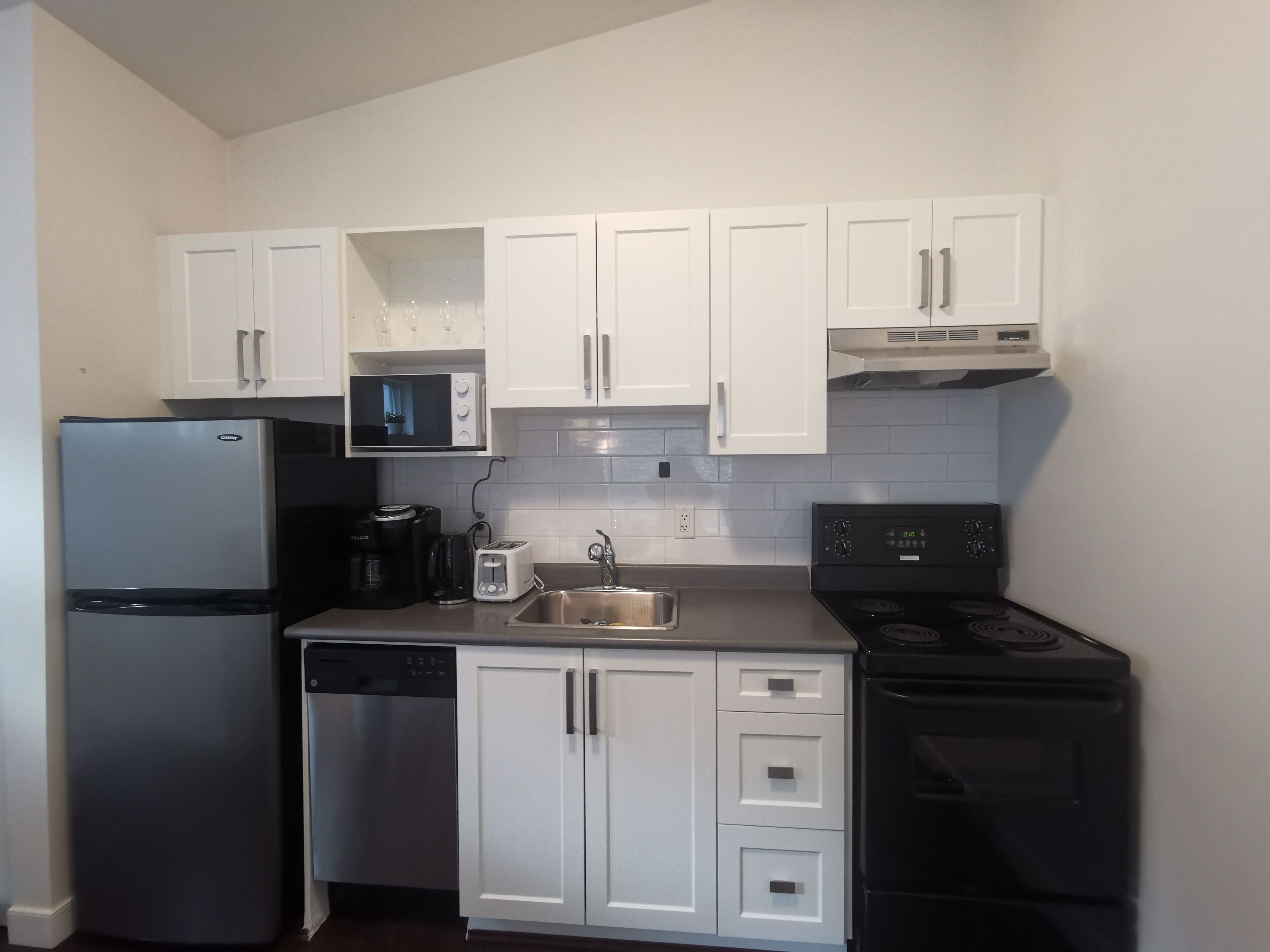 Bright coach house in Burke Mountain 