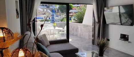 Una televisión, servicios de streaming, un reproductor estéreo