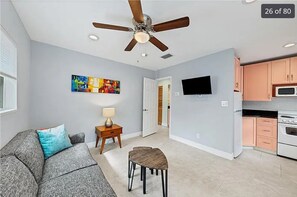 Smart TV - 1st floor apt B. 1 mile from waterfront and downtown. Just 2 miles from beach! (Sarasota)