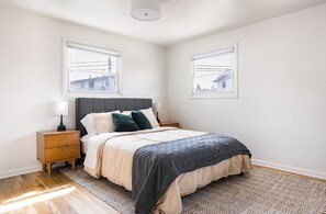 4 habitaciones, escritorio y tabla de planchar con plancha