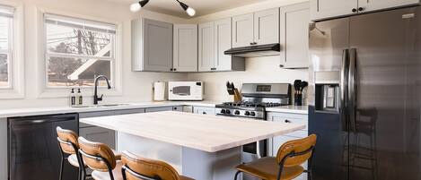 Réfrigérateur, micro-ondes, four, plaque de cuisson