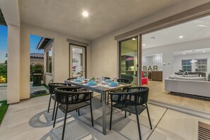 Outdoor dining - Joyful desert retreat in beautiful La Quinta! (La Quinta)