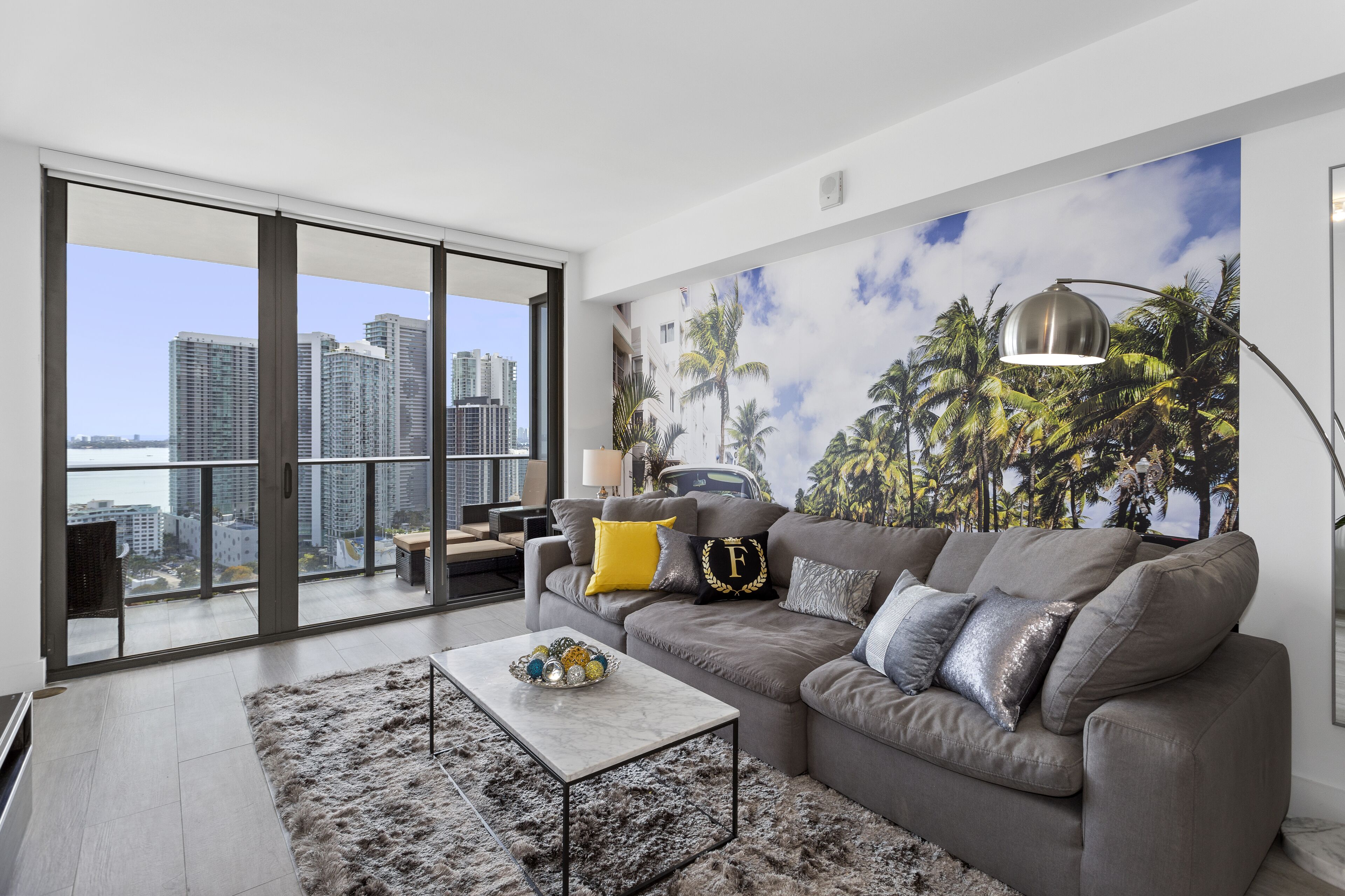 SPECTACULAR OCEAN VIEW 2 BDR ~ KING Bed ~ Pool ~ Gym ~ SPA ~ WiFi ~ HBO ~ 3 TVs