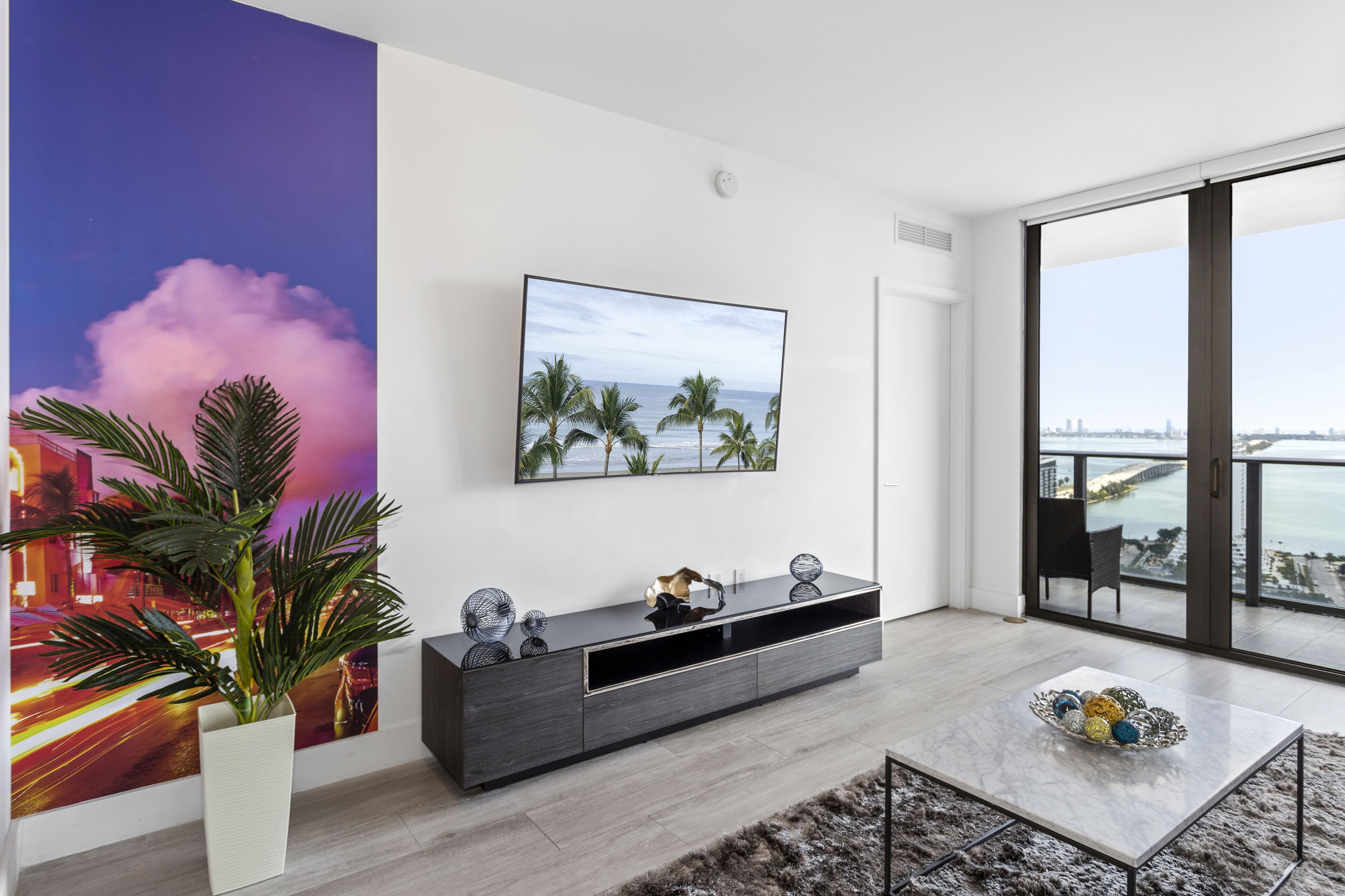 SPECTACULAR OCEAN VIEW 2 BDR ~ KING Bed ~ Pool ~ Gym ~ SPA ~ WiFi ~ HBO ~ 3 TVs