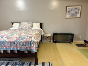 1 bedroom, desk, free WiFi, bed sheets - Private Suite at Coquitlam Center! 5 min walk to Skytrain & Mall (Port Coquitlam)