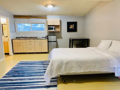 Private Suite at Coquitlam Center! 5 min walk to Skytrain & Mall