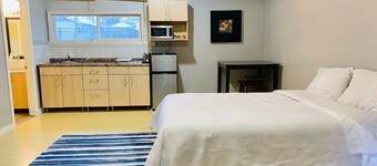 Private Suite at Coquitlam Center! 5 min walk to Skytrain & Mall