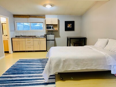 Private Suite at Coquitlam Center! 5 min walk to Skytrain & Mall