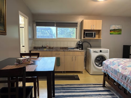 Private Suite at Coquitlam Center! 5 min walk to Skytrain & Mall