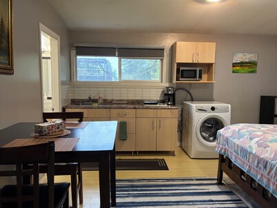 Private Suite at Coquitlam Center! 5 min walk to Skytrain & Mall