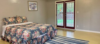 Private Suite at Coquitlam Center! 5 min walk to Skytrain & Mall